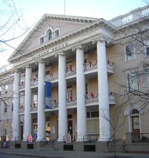 다운타운의 클린턴 하우스. 19세기에 건립되었다.