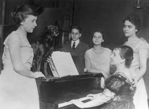 매클린톡 가족, 왼쪽부터: 미뇽, 톰, 바바라, 마조리, 사라(피아노 앞)