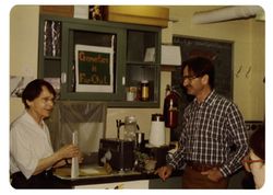 1978년 심포지엄에서 조지 레데이(George Rédei)와 대화하는 매클린톡