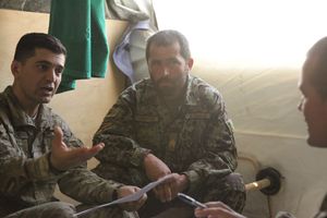 미군 통역관이 아프가니스탄 군인들과 함께 앉아 있다. 가즈니주