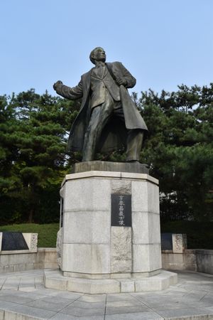 효창공원의 이봉창 동상 (2016)