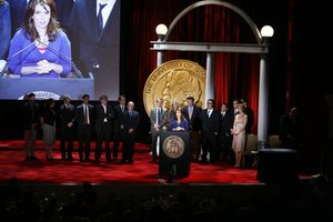 티나 페이와 30 Rock 출연진 및 제작진은 제67회 연례 피바디상 시상식에 참석했다.