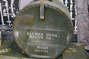 식별에 사용된 스텐실 (올맨 브라더스 박물관의 드럼 케이스)