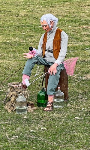 영국 웨스트 요크셔의 노랜드 허수아비 축제에 전시된 거대하고 착한 친구의 허수아비