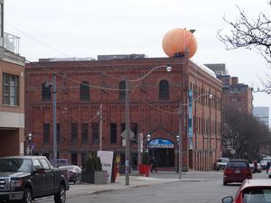 2014년 토론토의 영 핍플스 극장에서 공연된 제임스와 거대한 복숭아 뮤지컬