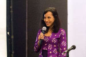 2016년 국제 페미니즘 회의에 참석한 아유 우타미(Ayu Utami)