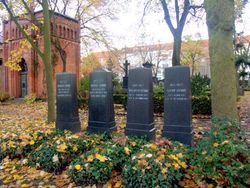 베를린 성 마태 교회 묘지에 있는 그림 형제의 묘. 왼쪽부터 헤르만 그림, 루돌프 그림, 빌헬름 그림, 야코프 그림.