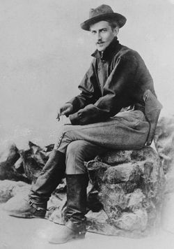 1897년 아테네에서 촬영한 사진 속 바위 소품에 기대앉은 크레인