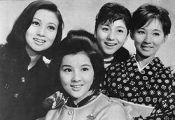 『소녀들의 이야기』(1964년)。왼쪽부터 아사오카, 기시나가 사유리, 이즈미 마사코, 아시카와 이즈미