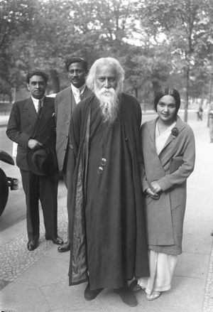  1931년 데비카 라니와 히만슈 라이와 함께 있는 라빈드라나트 타고르