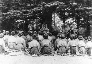 1916년 방일 당시, 가루이자와에서 학생들을 앞에 두고 명상 지도를 하는 타고르.