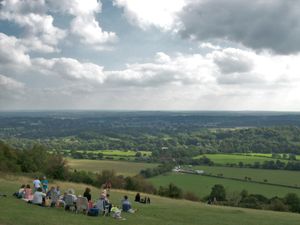 서리주 박스힐(Box Hill, Surrey)은 실제로 존재하는 유명한 경승지이다.