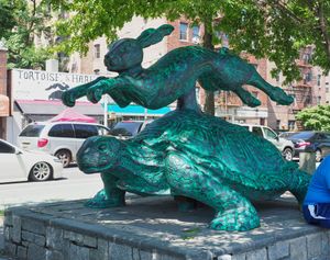 반 코트랜트 공원 조각상과 맞은편의 토끼와 거북이 카페