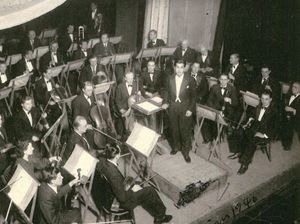 1945년 11월 하얼빈 교향악단과 함께 지휘 데뷔를 하는 임원식(지휘대에 서 있는 사람)