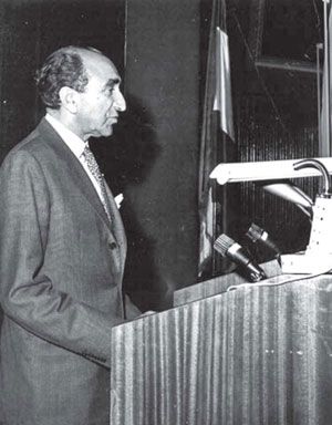 1961년 이란 의회 선거 중 선거 운동 연설을 하는 알람