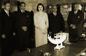 소라야 왕비와 함께 있는 알람 (왼쪽에서 두 번째)