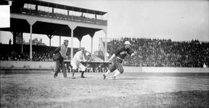 1905년 웨스트 사이드 파크에서의 경기. 배경에 경기장 높이의 벤치가 있다.