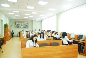 하르키우 국립 약학대학교 도서관의 학생들