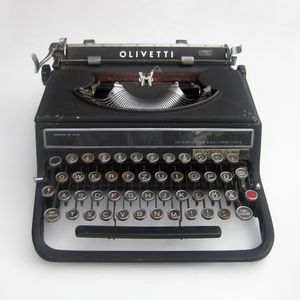 바우하우스 출신인 잔티 샤빈스키가 1936년에 디자인한 올리베티(Olivetti) 스튜디오 42 타자기