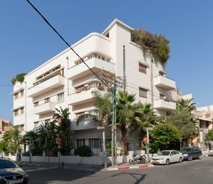텔아비브(Tel Aviv) 파인스 거리에 있는 "온도계" 창이 있는 바우하우스 스타일의 건물