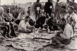 왼쪽부터 오른쪽(앉은 자세): 존 어거스틴 자암(John Augustine Zahm), 칸디두 론돈(Cândido Rondon), 커밋 루스벨트(Kermit Roosevelt), 조지 크럭 체리, 밀러, 브라질인 4명, 루스벨트, 피알라. 루스벨트, 커밋, 체리, 론돈, 그리고 브라질인들만 의혹의 강을 따라 여행했습니다.