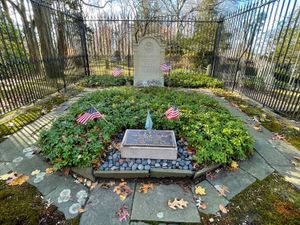 영스 기념묘지에 있는 시어도어와 에디스 루즈벨트의 묘