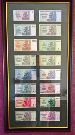 Z$1부터 Z$100조까지 액면가가 다양한 16장의 미사용 짐바브웨 지폐. 모두 2007년부터 2008년까지 짐바브웨 중앙은행 총재 기디언 고노가 서명했으며 "요구 시 소지인에게 지급한다"고 약속되어 있다.