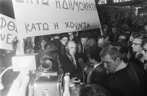 1968년 네덜란드에서 반독재 집회에 참석한 안드레아스 파판드레우.