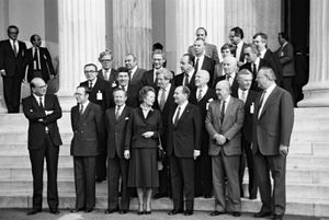 1983년 아테네 유럽 이사회. (앞줄 왼쪽부터) 베티노 크락시, 빌프리드 마르텐스, 가스통 쏜, 마거릿 대처, 프랑수아 미테랑, 안드레아스 파판드레우, 헬무트 콜.