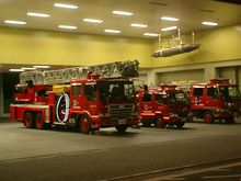 소방차(오사카시 쓰루미소방서)왼쪽부터 사다리차와 소형탱크차 등