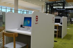 후쿠치야마 공공 도서관의 카렐 책상(carrel desk)