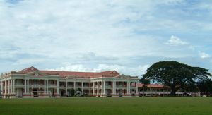 말레이 칼리지 쿠알라캉사르(MCKK)는 영국령 말라야에 설립된 가장 오래된 기숙 학교 중 하나이다.