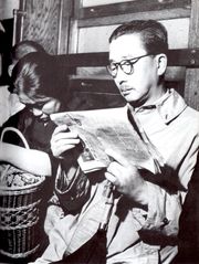 1949년, 신문을 읽는 노사카(다무라 시게루 촬영)