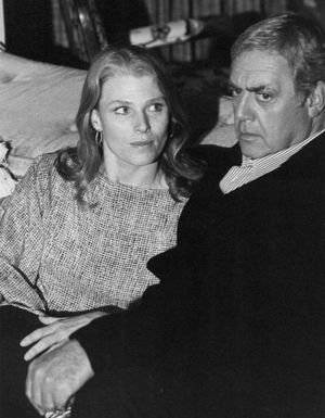 레이먼드 버(Raymond Burr)와 마리에트 하틀리(Mariette Hartley)가 출연한 킹스턴: 기밀(Kingston: Confidential) (1977)