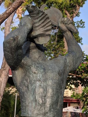 자유의 여신상에 새겨진 조개 나팔은 1848년 노예들의 행동 촉구를 묘사한다.