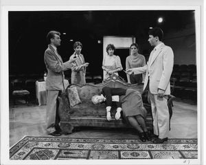 희곡에서 에밀리 캐롤라인 브렌트가 사망한 후 범인을 찾는 논쟁 장면