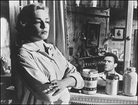 맨 위의 방에서 로렌스 하비와 함께한 시몬 시뇨레; 이 영화는 그녀를 국제적인 배우로 자리매김하게 했다.