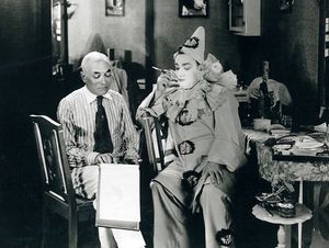 영화 마이 쿠젠의 감독 에드워드 호세(왼쪽)가 촬영 중 휴식 시간에 카루소와 함께 있는 모습.