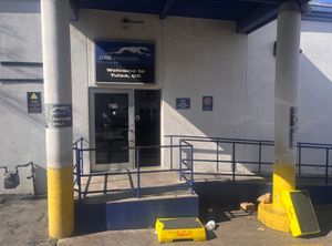 도심 근처에 위치한 그레이하운드(Greyhound Lines) 버스 정류장 입구