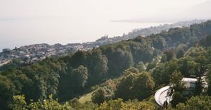 뇌샤텔 호수 위의 뒤렌마트 센터 전경