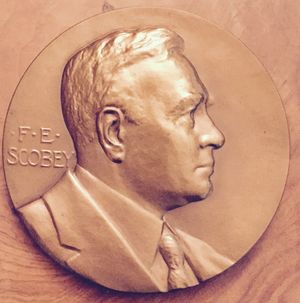 하딩은 친구인 프랭크 E. 스코비(Frank E. Scobey)를 조폐국 국장(Director of the Mint)으로 임명했다. 메달은 조각가 조지 T. 모건(George T. Morgan)이 제작했다.