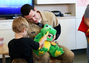 아이에게 올바른 양치질 방법을 가르치는 모습