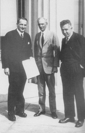 니즈니 노브고로드(고르키) 자동차 공장 건설 기술 지원 계약 체결 후. 미시간주 디어본, 1929년 5월 31일. 왼쪽부터 발레리 I. 메즐라우크(VSNKh 부의장), 헨리 포드, 솔 G. 브론(암토르그 사장).