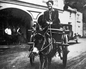 졸업 후 16세의 웰스는 당나귀 수레를 타고 아일랜드와 아란 제도를 여행하며 그림과 스케치 여행을 시작했다(1931년).