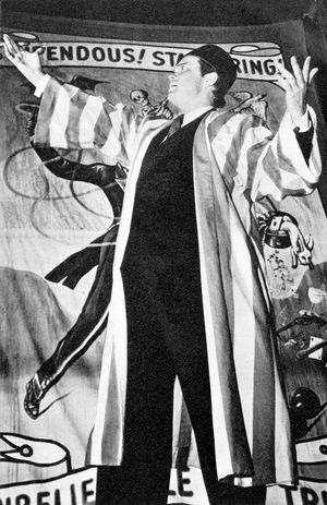 "여보세요, 바보들!" 오슨 맥니피센트가 머큐리 원더 쇼(1943년 8월) 관객을 맞이하고 있다.