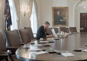 백악관 집무실에서 쿨리지 초상화를 배경으로 찍은 로널드 레이건(Ronald Reagan) 대통령 사진