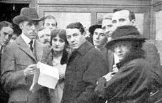 데이비드 와크 그리피스가 배우 헨리 B. 월설 등과 함께 1915년 영화 《국가의 탄생》 촬영 현장에 있는 모습