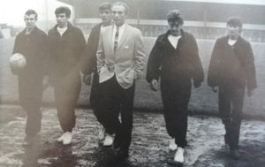 포트 베일 감독으로서 유소년 선수들과 함께 있는 매슈스