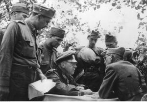 1942년 8월, 돈 강 부근 야전 지휘소에서 독일과 루마니아 지휘관들이 협의하는 모습.