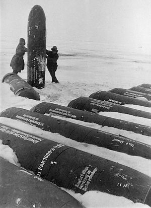 전투 후 독일군 보급품 통을 들고 있는 소련군 병사들